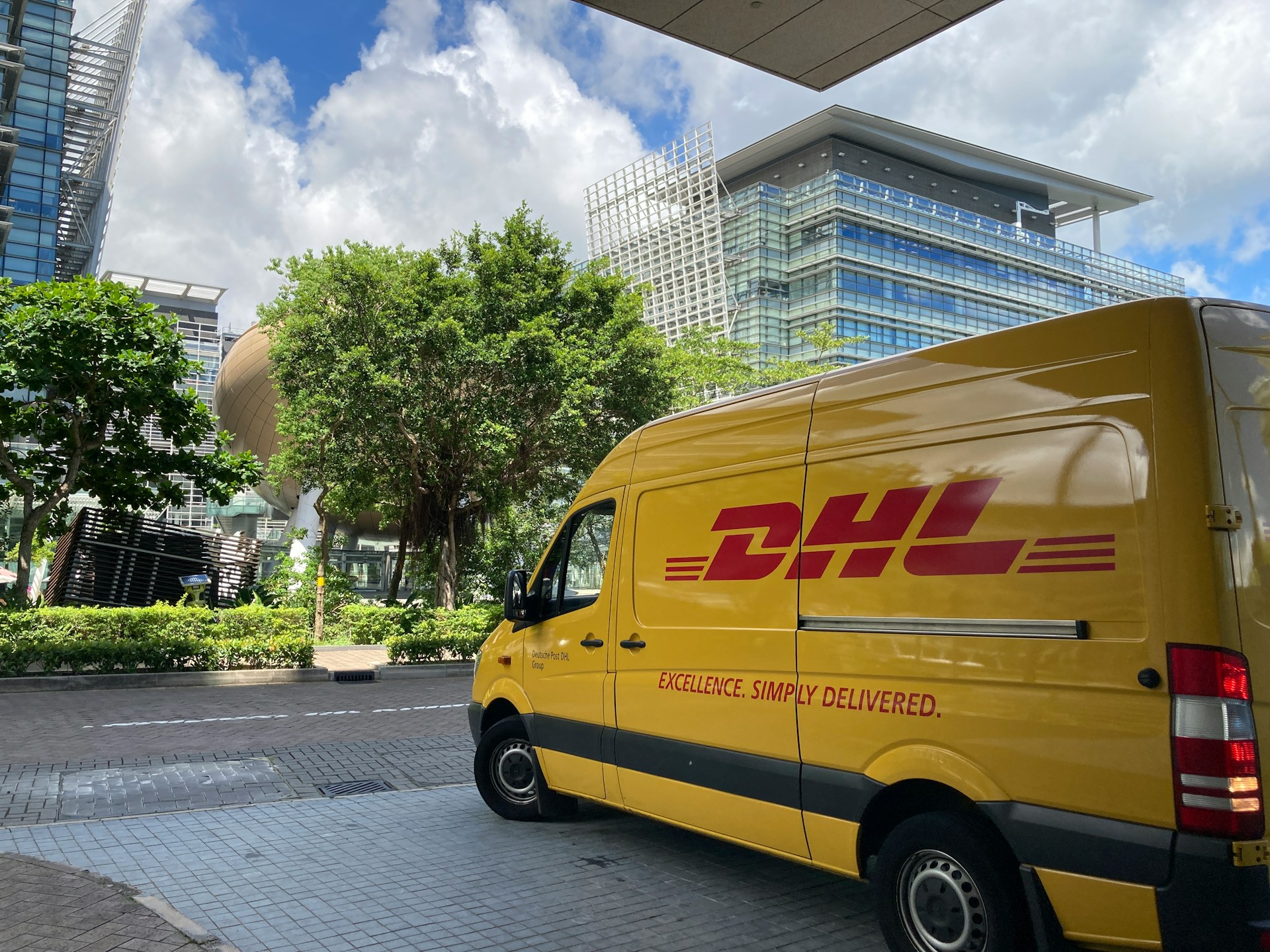 Easy Steps to Ship Big Items Using DHL